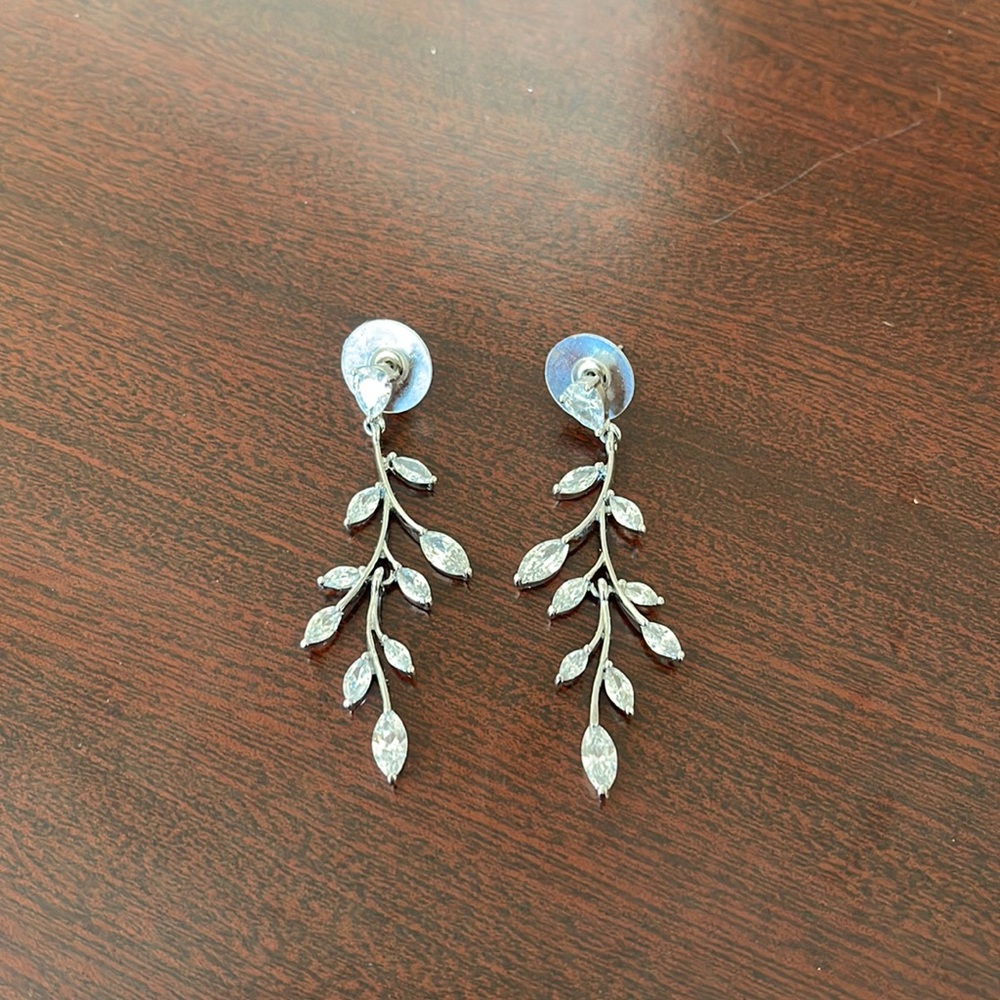 Dangle leaf earrings